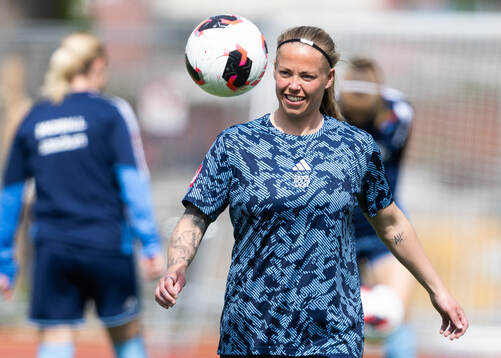 Djurgårdens Therese Åsland värmer upp innan
