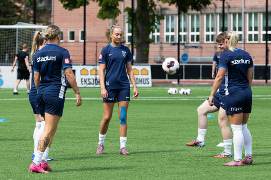 Eskilstuna United DFFs spelare värmer upp innan