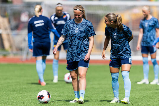 Djurgårdens Therese Åsland och Johanna Renmark värmer