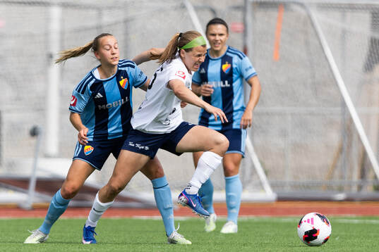 Djurgårdens Sara Eriksson och Eskilstuna United DFFs