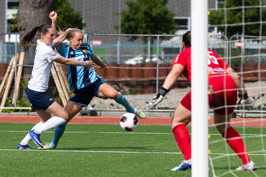 Eskilstuna United DFFs Felicia Rogic och Djurgårdens Sara