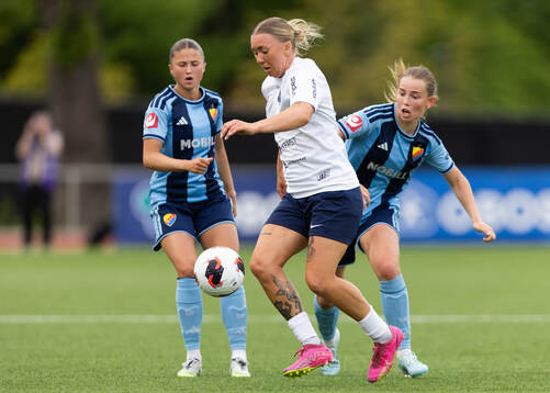 Djurgårdens Meja Staffansson och Elsa Pelgander försvarar