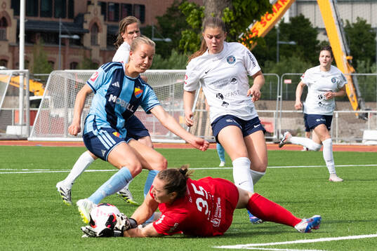 Djurgårdens Sara Eriksson och Eskilstuna United DFFs