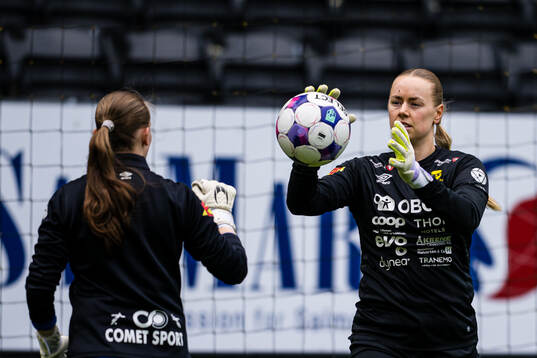 Goalkeeper Klara Thorsrud Sporsem of LSK Kvinner warms up