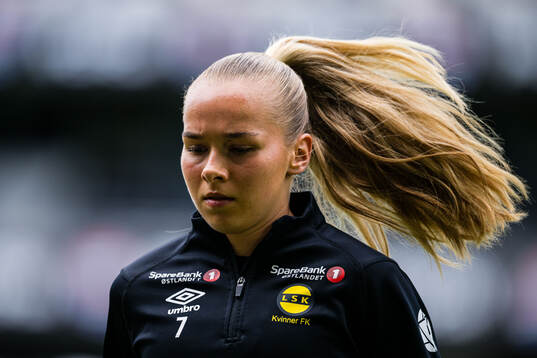 Ronja Foss Arnesen of LSK Kvinner warms up