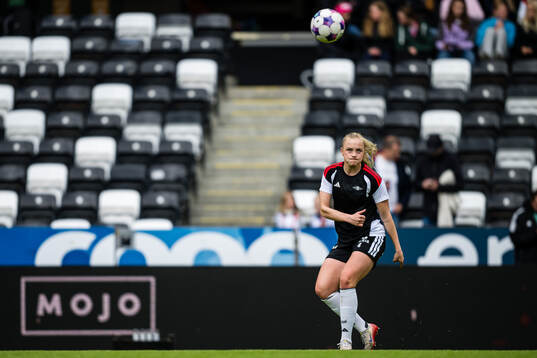Synne Aunehaugen of Rosenborg warms up