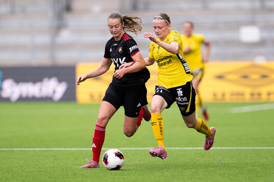 Enskedes Lilian Häggkvist och Elfsborgs Leann Nyström