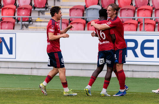 Östers Raymond Adjei och Linus Carlstrand jublar