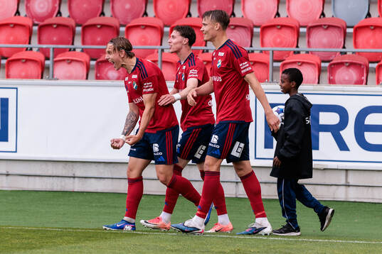 Östers Linus Carlstrand jublar