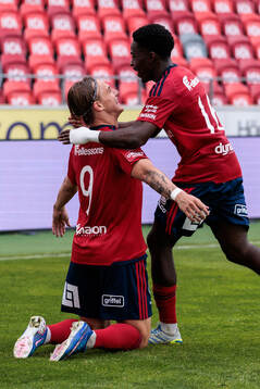Östers Linus Carlstrand och Raymond Adjei jublar