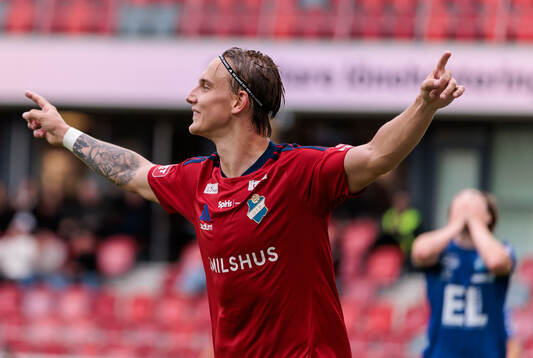 Östers Linus Carlstrand jublar