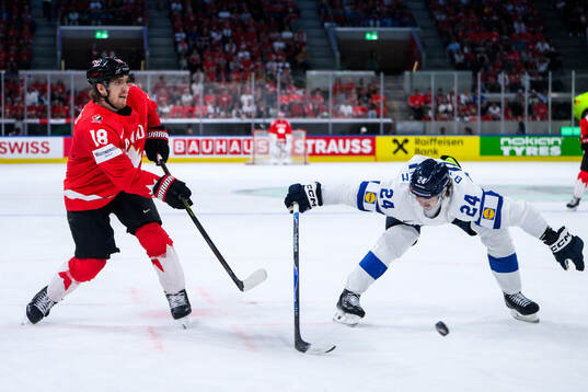 Robert Thomas of Canada and Hannes Björninen of Finland