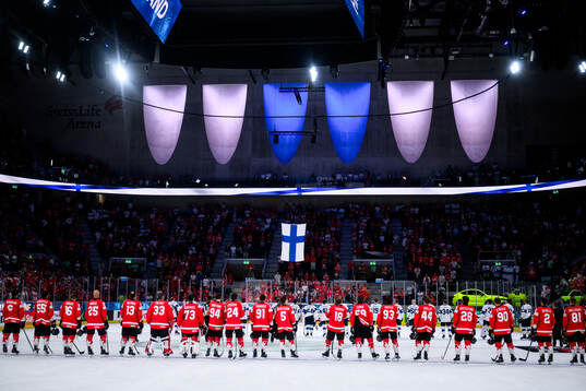 Players of Canada and of Finland
