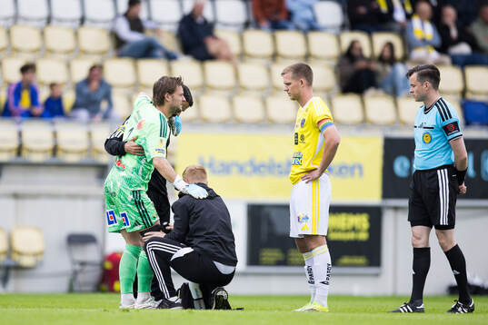 Falkenbergs målvakt Anton Andersson får vård