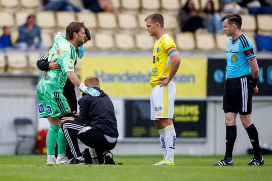 Falkenbergs målvakt Anton Andersson får vård