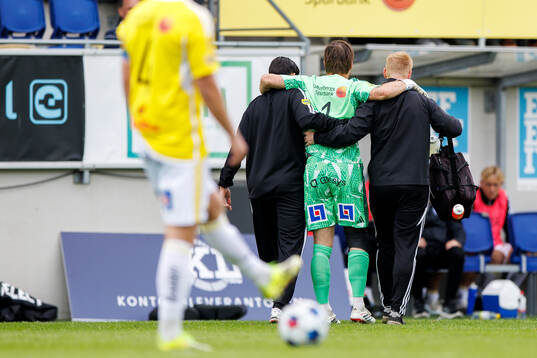 Falkenbergs målvakt Anton Andersson tvingas att byta