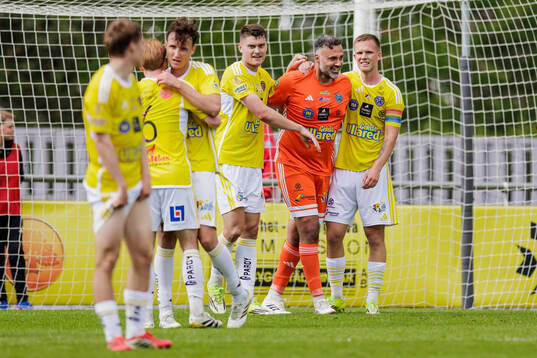 Falkenbergs målvaktstränare Abbass Hassan jublar med