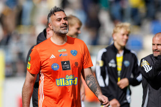 Falkenbergs målvaktstränare Abbas Hassan jublar