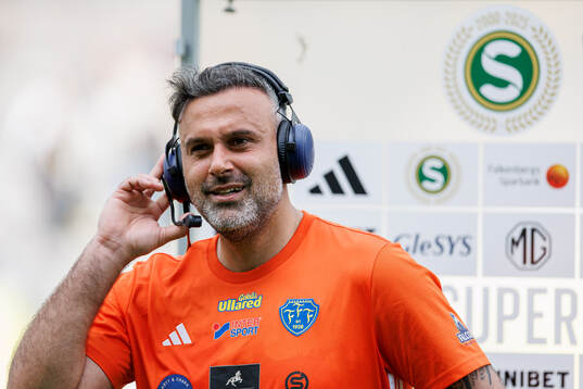 Falkenbergs målvaktstränare Abbas Hassan blir intervjuad