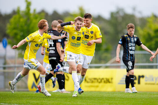 Falkenbergs Hampus Källström jublar med Linus Borgström