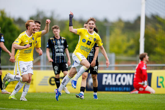 Falkenbergs Hampus Källström jublar