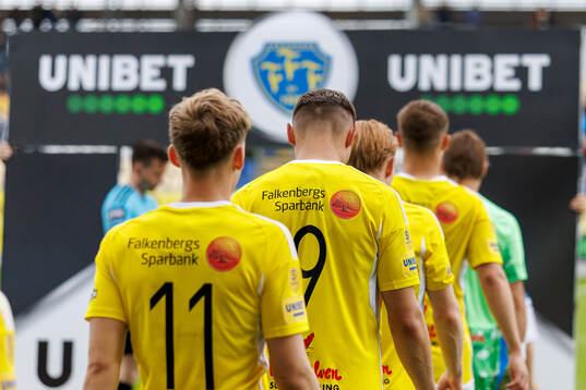 Falkenbergs spelare på väg in före fotbollsmatchen i