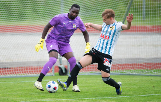 IFK Malmös målvakt Ronald Lubwama dribblar mot IFK