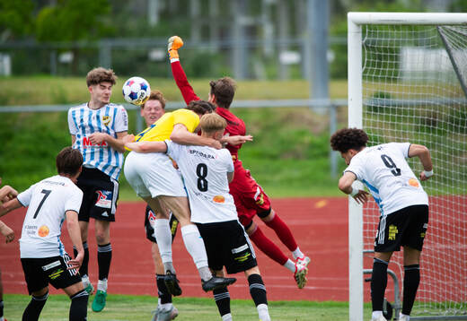 IFK Malmös, hörna,  och IFK Hässleholms målvakt Felix