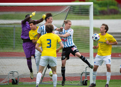 IFK Malmös målvaktRonald Lubwana boxar framför IFK