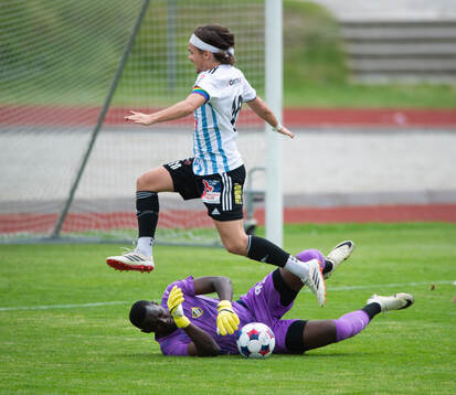 IFK Malmös målvakt Ronald Lubwama räddar bra,för IFK