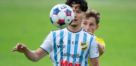 IFK Hässleholms Meraj Haidari i matchen i division 3