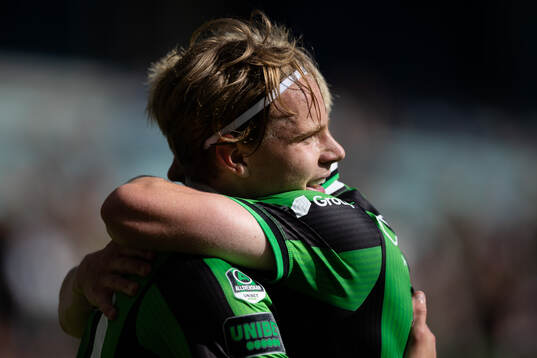 GAIS Oscar Pettersson jublar ihop med Robert Frosti