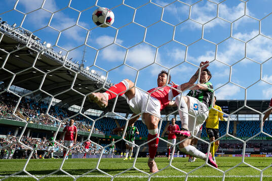 Kalmars Melker Hallberg styr in 2-0 i eget mål
