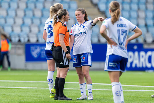 IFK Norrköpings Carrie Jones pratar med Domare Cecilia