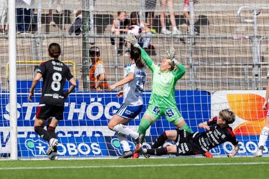 Piteås Cecilia Edlund gör 0-1 bakom IFK Norrköpings