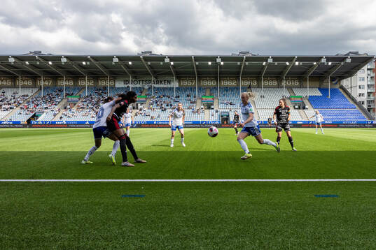 Piteås Sharon Sampson och IFK Norrköpings Julia Karlernäs