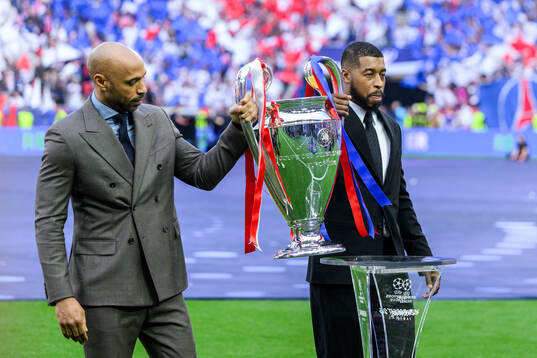 Presnel Kimpembe and Thierry Henry with the trophy