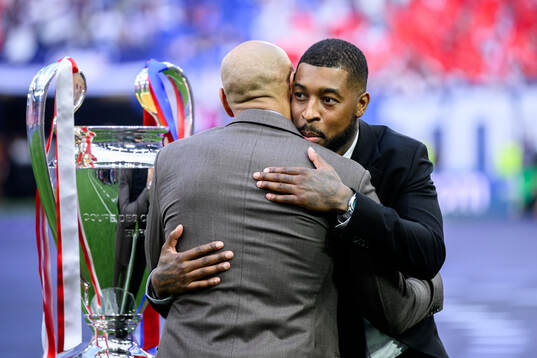 Presnel Kimpembe and Thierry Henry with the trophy