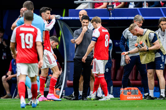 Coach Mikel Arteta and Martin Ødegaard of Arsenal