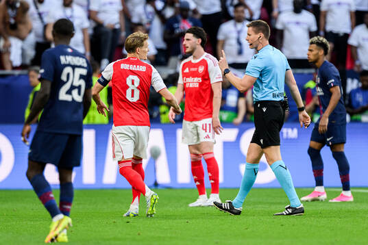 Martin Ødegaard of Arsenal and referee Daniel Siebert