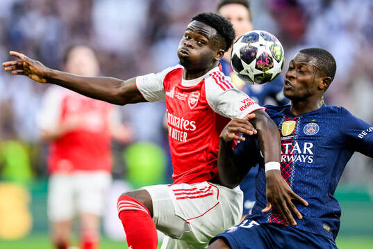 Bukayo Saka of Arsenal and Nuno Mendes of Paris