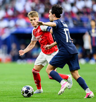 Martin Ødegaard of Arsenal and Vitinha of Paris