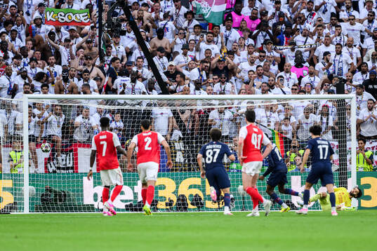 Goalkeeper David Raya of Arsenal looks dejected