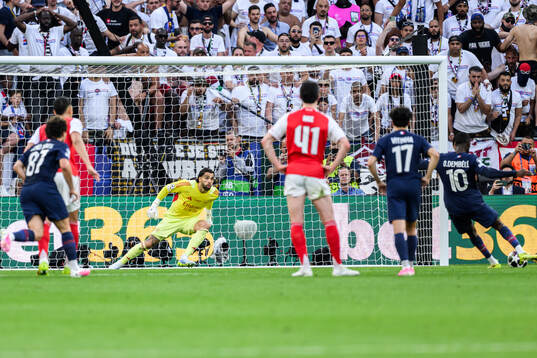 Ousmane Dembele of Paris Saint-Germain scores 1-1