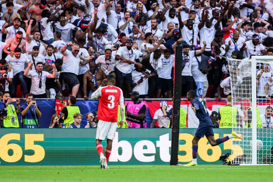 Ousmane Dembele of Paris Saint-Germain celebrates scoring