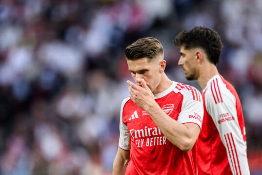 Viktor Gyökeres of Arsenal looks dejected