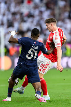 Willian Pacho of Paris Saint-Germain and Viktor Gyökeres