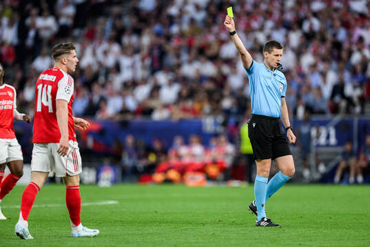 Viktor Gyökeres of Arsenal and referee Daniel Siebert