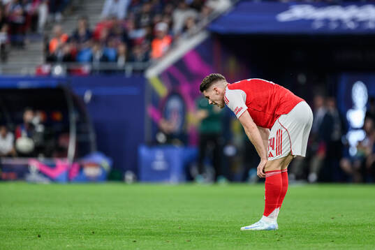 Viktor Gyökeres of Arsenal looks dejected