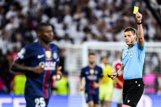 Nuno Mendes of Paris Saint-Germain and referee Daniel